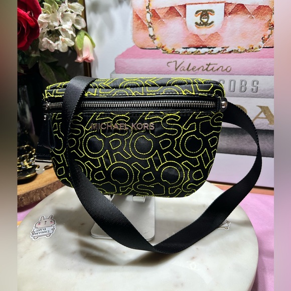 Michael Kors belt bag jumbo logo NWOT - Picture 1 of 8